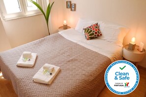 5 quartos, ferros/tábuas de passar roupa, berço de viagem