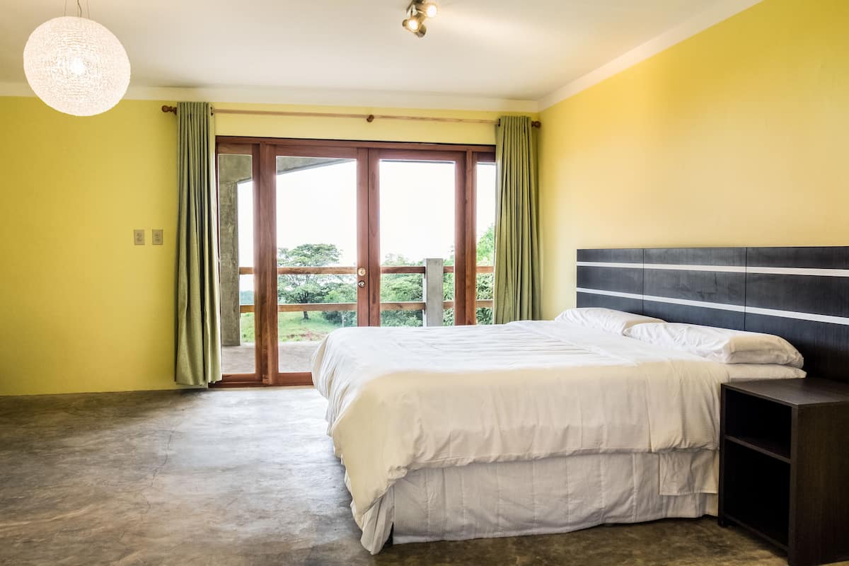 1 slaapkamer, een kluis op de kamer, individueel gedecoreerd