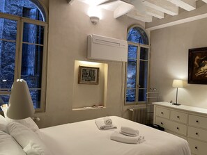 1 Schlafzimmer, Schreibtisch, Bügeleisen/Bügelbrett, Reisekinderbett