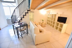 Comfort Studio | Living area | Flat-screen TV - B&B Mary Flower (Naples)