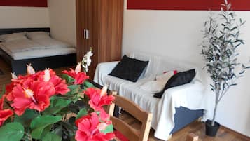 Studio, 1 tweepersoonsbed met slaapbank, balkon (incl. EUR 25 cleaning fee) | Woonruimte | Een 32-inch flatscreentelevisie met kabelzenders en televisie
