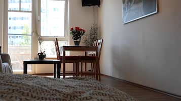 Studio, 1 tweepersoonsbed met slaapbank, balkon (incl. EUR 25 cleaning fee) | Een strijkplank/strijkijzer, gratis wifi, beddengoed