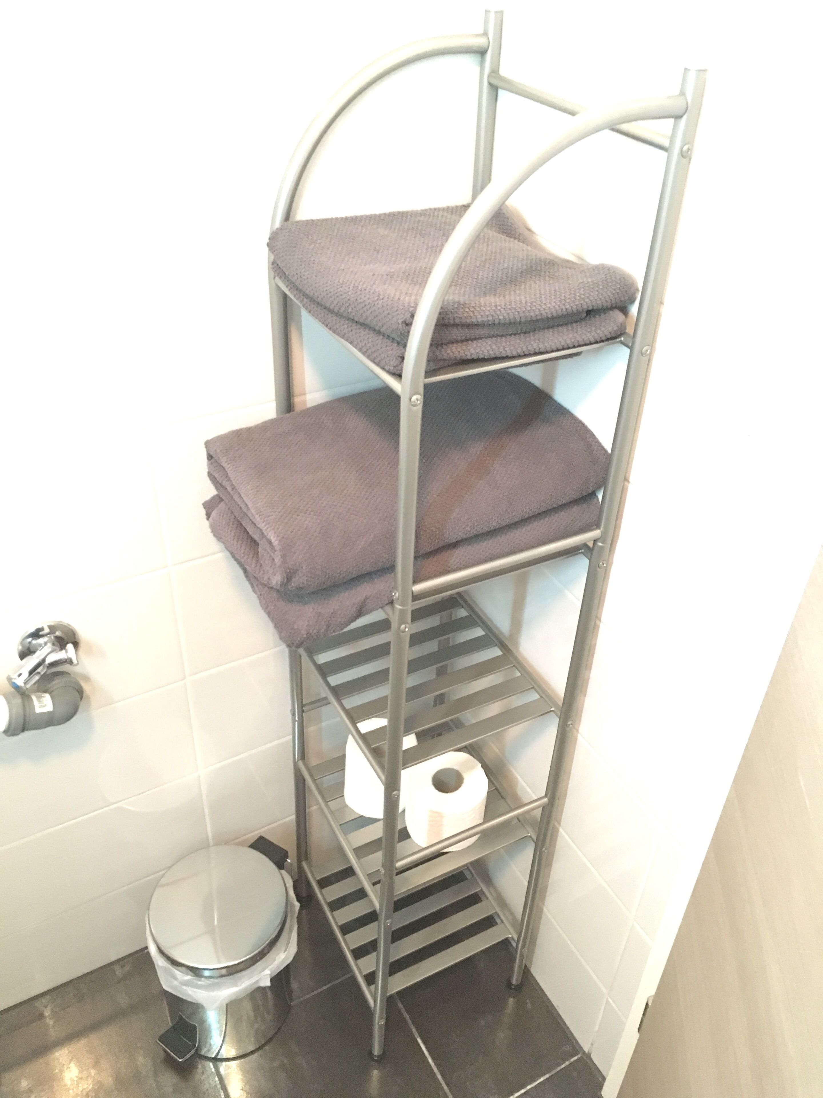 Newstyle | Bathroom | Bathtub, hair dryer, towels, soap