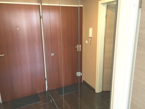 Newstyle | Living area | 32-inch flat-screen TV with cable channels, TV - Newstyle (Regensburg)