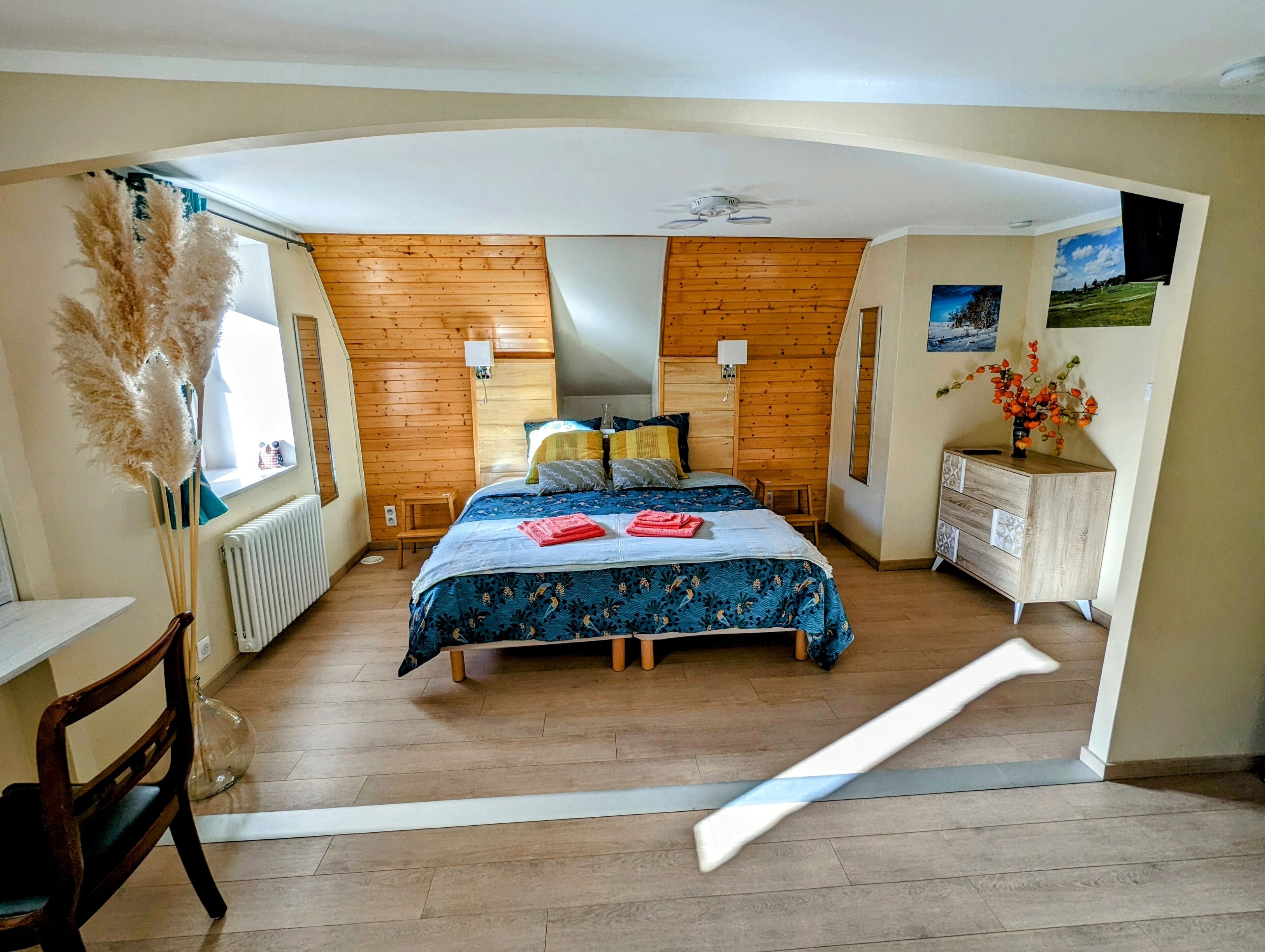 Comfort vierpersoonskamer, privébadkamer, uitzicht op bergen (Chambre Printemps ) | Luxe beddengoed, individueel gedecoreerd, individueel gemeubileerd