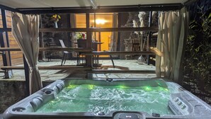 Un jacuzzi con vista a un patio exterior.