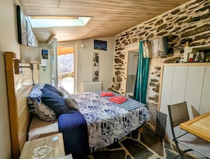 Exclusive Double Room, Private Bathroom, Ground Floor (Chambre Automne ) - Le Lepadou Bas (Saint-Chely-d'Aubrac)