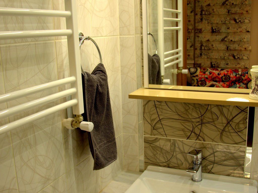 Apartment | Badezimmer | Dusche, kostenlose Toilettenartikel, Haartrockner