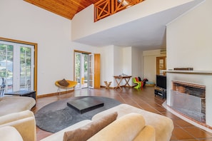 Villa, 2 habitaciones, alberca privada | Área de sala de estar | Televisión de pantalla plana 