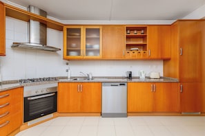 Vila, 2 quartos, piscina particular | Cozinha privada | Geladeira grande, micro-ondas, fogão, cooktop
