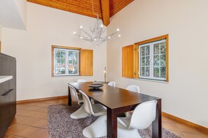 Villa, 2 Schlafzimmer, eigener Pool | Essbereich im Zimmer