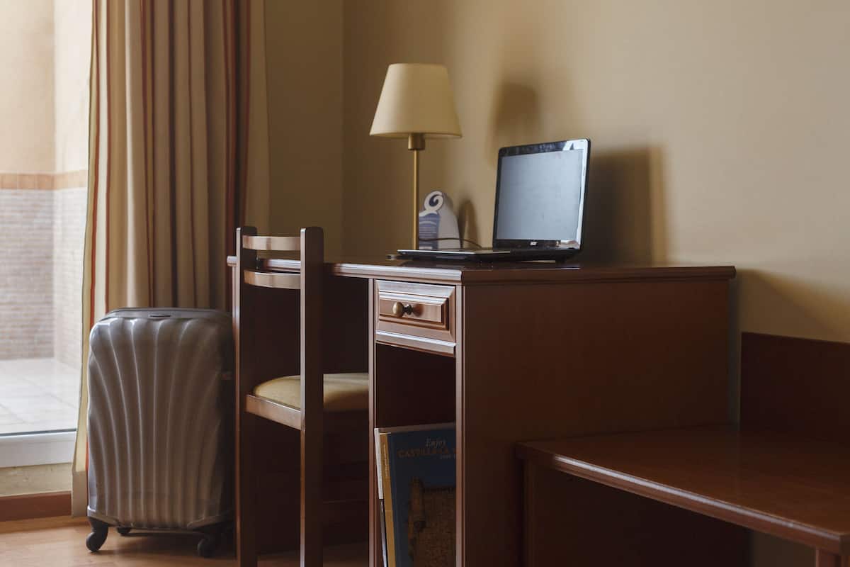 Ferros/tábuas de passar roupa, berços grátis, Wi-Fi de cortesia
