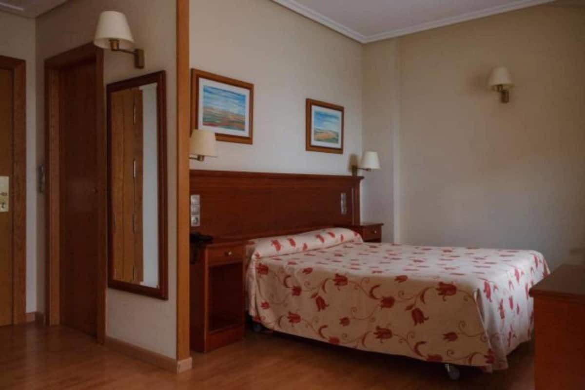 Ferros/tábuas de passar roupa, berços grátis, Wi-Fi de cortesia