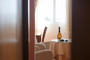 Petit déjeuner, déjeuner et dîner servis sur place