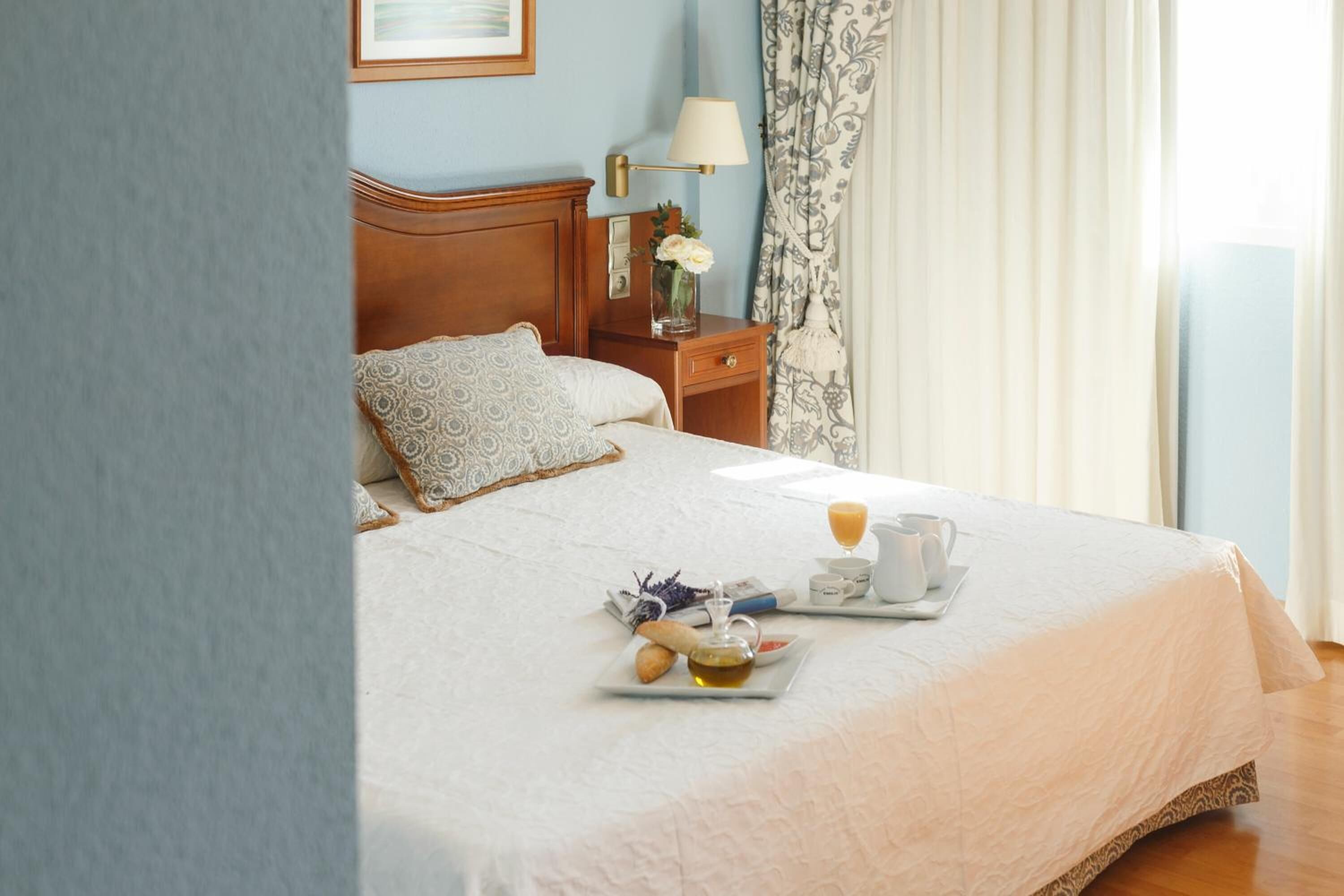 Tabla de planchar con plancha, cunas gratuitas, wifi gratis