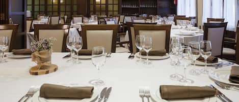 Breakfast, lunch, dinner served; local cuisine