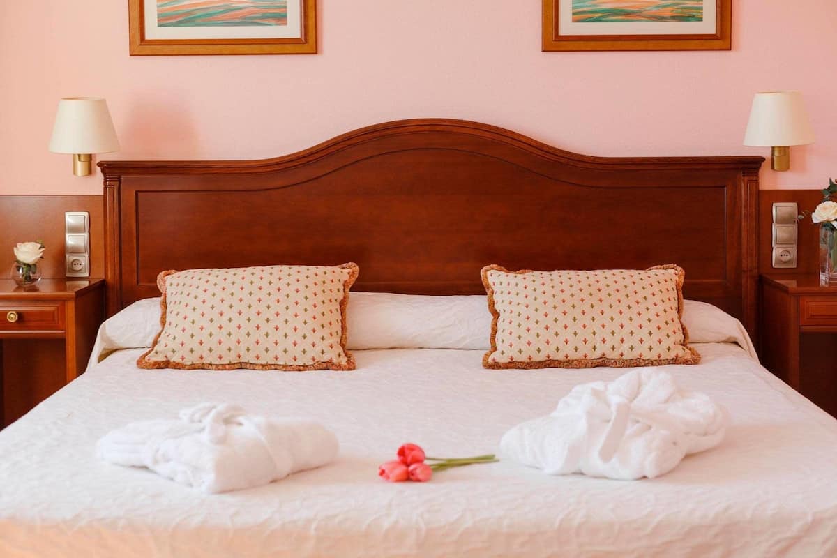 suite (new area) | iron/ironing board, free cots/infant beds, free wifi, bed sheets