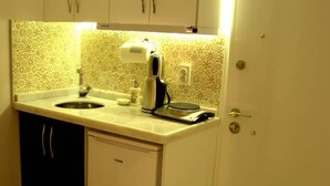 Apartment | Private kitchenette | Fridge, stovetop, electric kettle, cookware/dishes/utensils