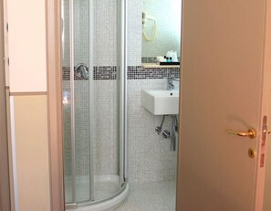 Shower, free toiletries, hair dryer, bidet