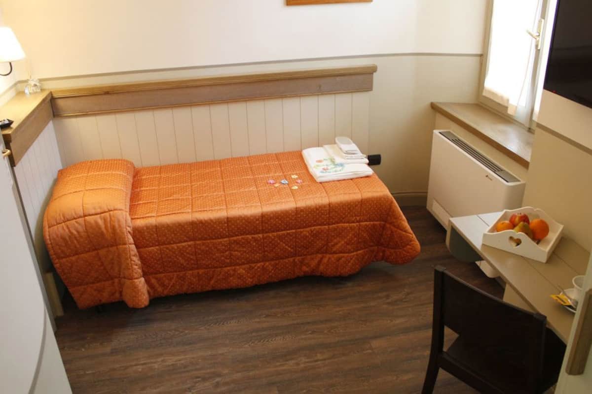 Single Room | Minibar, free cots/infant beds, free WiFi