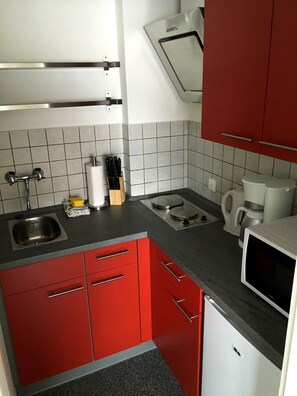 Studio, 1 Double Bed with Sofa bed (incl. EUR 25 cleaning fee) | Private kitchen | Fridge, microwave, stovetop, coffee/tea maker - Arcaden (Regensburg)