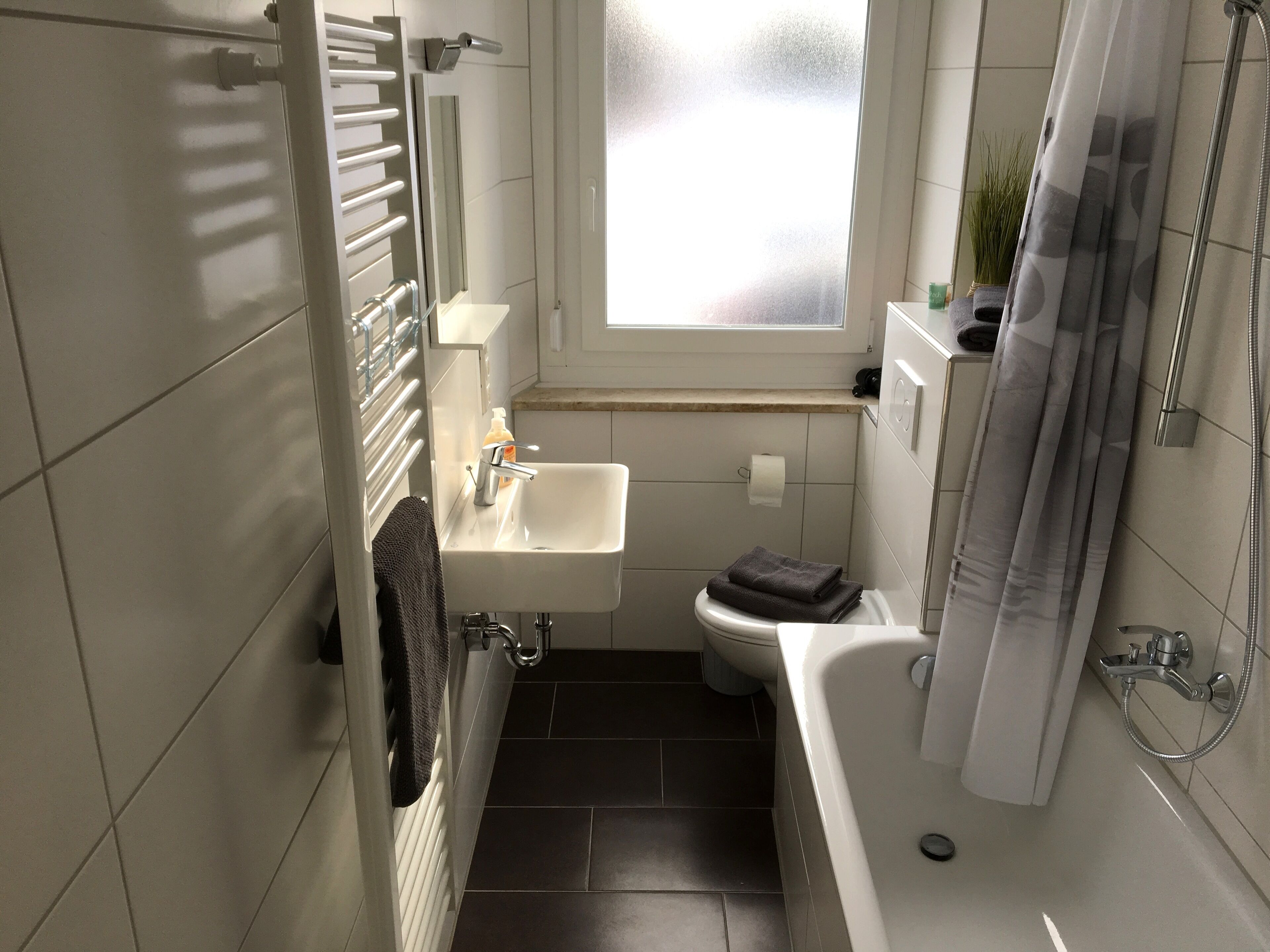 Basic Studio | Bathroom | Bathtub, hair dryer, towels, soap