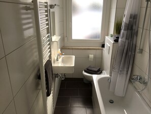 Perusstudio | Kylpyhuone | Kylpyamme, hiustenkuivaaja, pyyhkeet, saippua