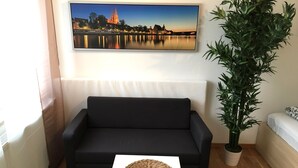 ベーシック スタジオ | リビング エリア | 32 インチの薄型テレビ (ケーブル放送視聴可)、テレビ