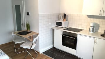 Basic Studio | Private kitchen | Fridge, microwave, oven, stovetop