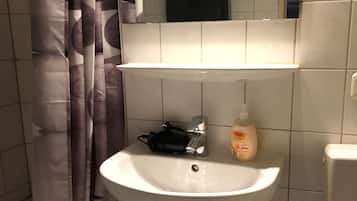 Studio Basic | Kamar mandi | Bathtub, pengering rambut, dan handuk