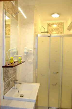 Appartement | Salle de bain | Douche, articles de toilette (gratuits), séchoir à cheveux