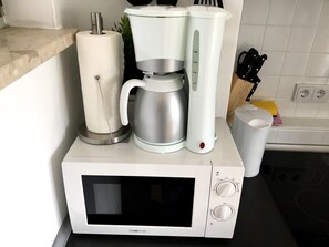 Refrigerador, microondas, placa de cocina, cafetera/tetera