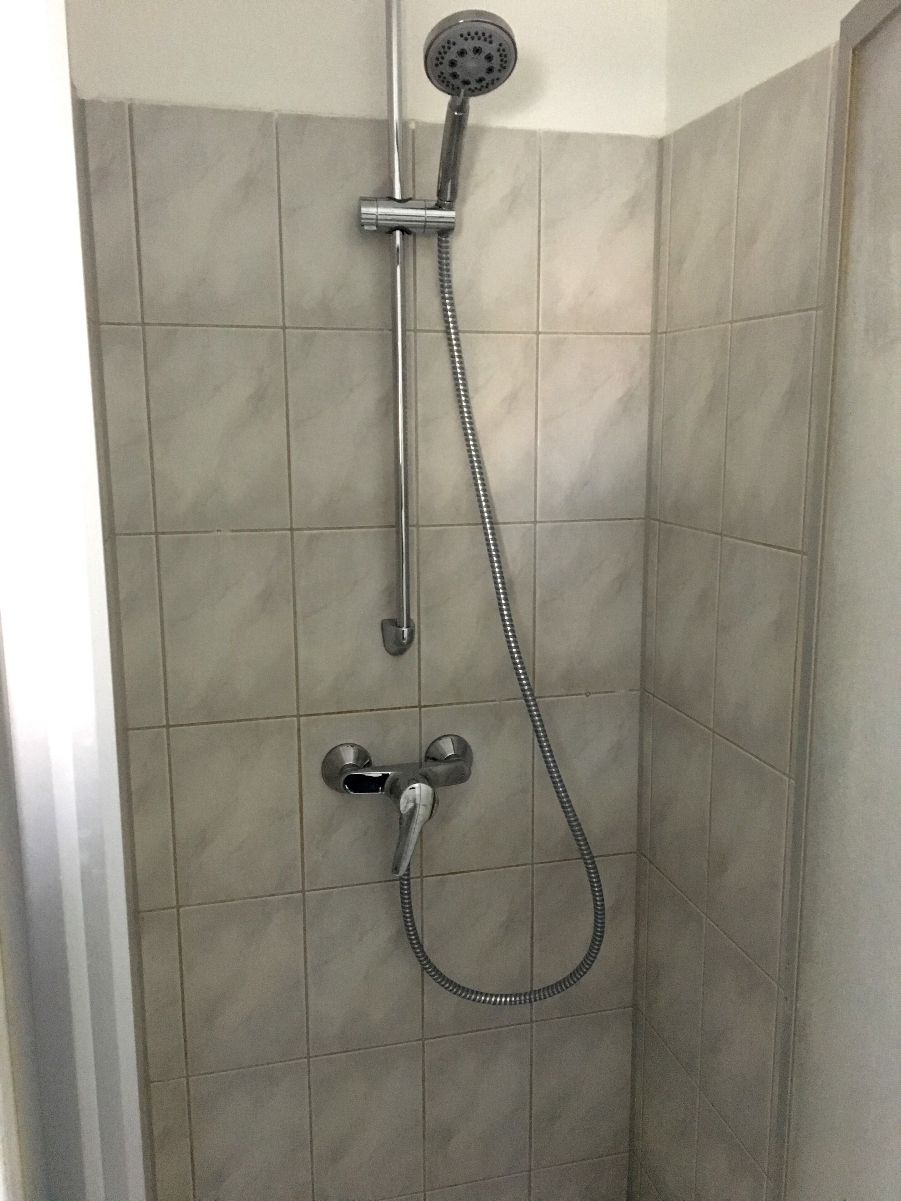 Downtown (incl. 25 Euro Cleaning Fee) | Banheiro | Chuveiro, secador de cabelo, toalhas de banho, sabonete