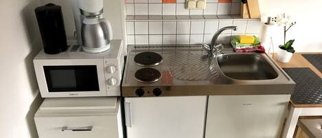 Downtown (incl. 25 Euro Cleaning Fee) | Private kitchen | Fridge, microwave, stovetop, coffee/tea maker