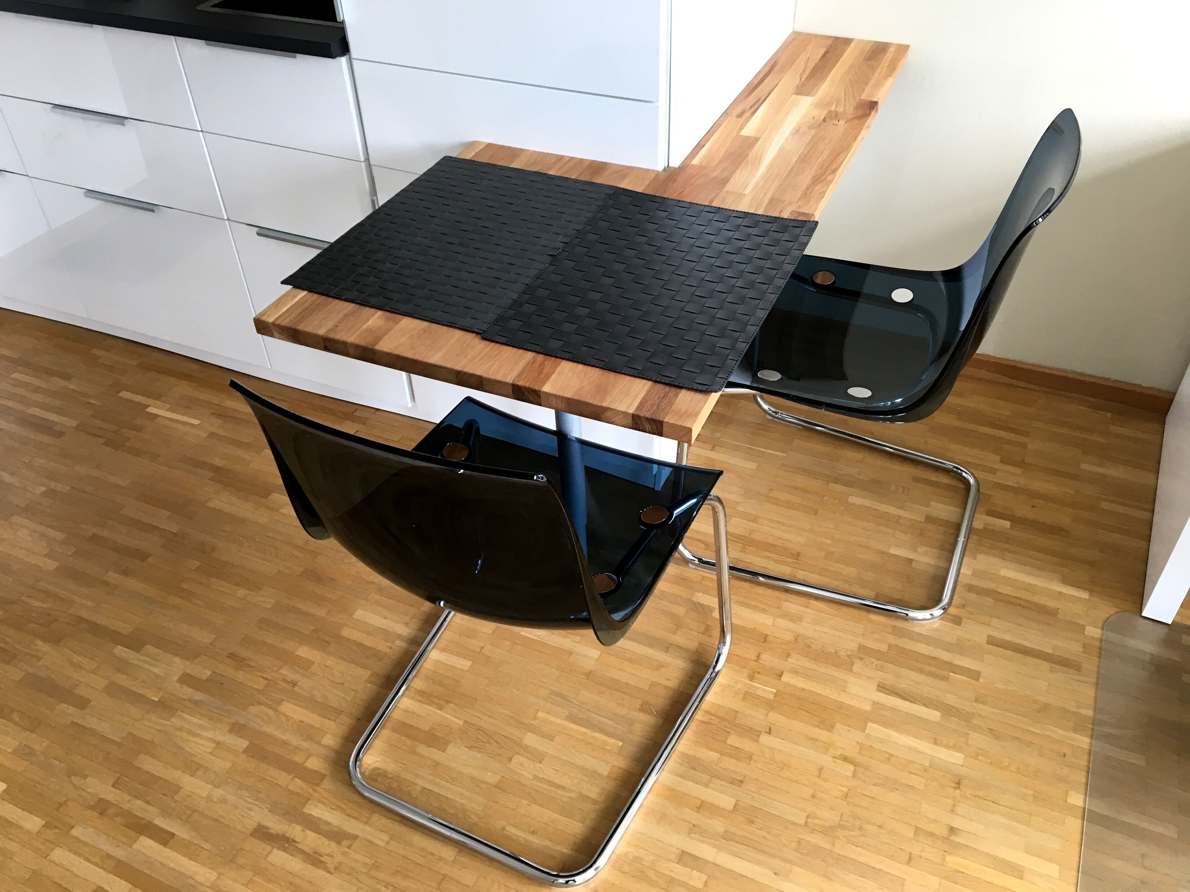 32-inch flat-screen TV with cable channels, TV