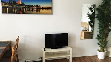 Eenvoudige studio | Woonruimte | Een 32-inch flatscreentelevisie met kabelzenders en televisie