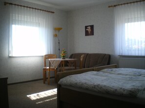 Escriptori, cortines opaques i planxa i posts de planxar 