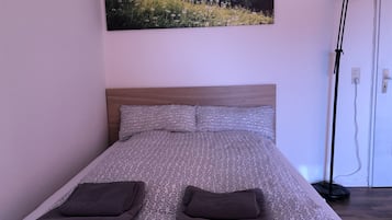 1 slaapkamer, een bureau, een strijkplank/strijkijzer, gratis wifi