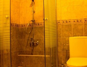 Shower, hydromassage showerhead, free toiletries, hair dryer - Konukevim Bayindir Apartment (Ankara)