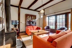 House (Agadir) | Living room | Flat-screen TV, DVD player, iPod dock - Landgoed Zelle Vakantiehuizen (Hengelo)