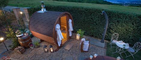 Sauna, hot tub