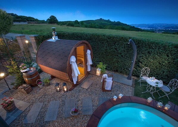 Sauna, hot tub