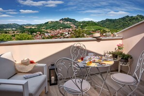 Family Suite, 2 Bedrooms, Balcony, Hill View | Frette Italian sheets, premium bedding, Select Comfort beds, minibar