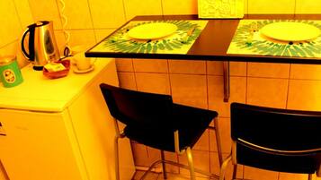 Studio | Private kitchenette | Fridge, stovetop, electric kettle, cookware/dishes/utensils