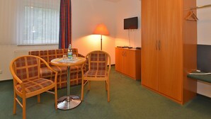 In-room safe, desk, cots/infant beds, rollaway beds - Hotel am Wald (Elgersburg)