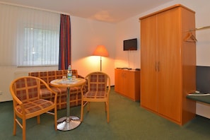 Värdeförvaringsskåp på rummet, skrivbord, barnsängar och extrasängar