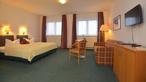 In-room safe, desk, cots/infant beds, rollaway beds - Hotel am Wald (Elgersburg)