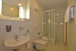 Ducha, artículos de higiene personal gratuitos y secador de pelo