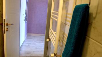 Apartment | Bathroom | Shower, free toiletries, hair dryer, slippers
