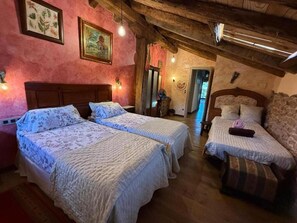 4 habitaciones, tabla de planchar con plancha, internet y ropa de cama 